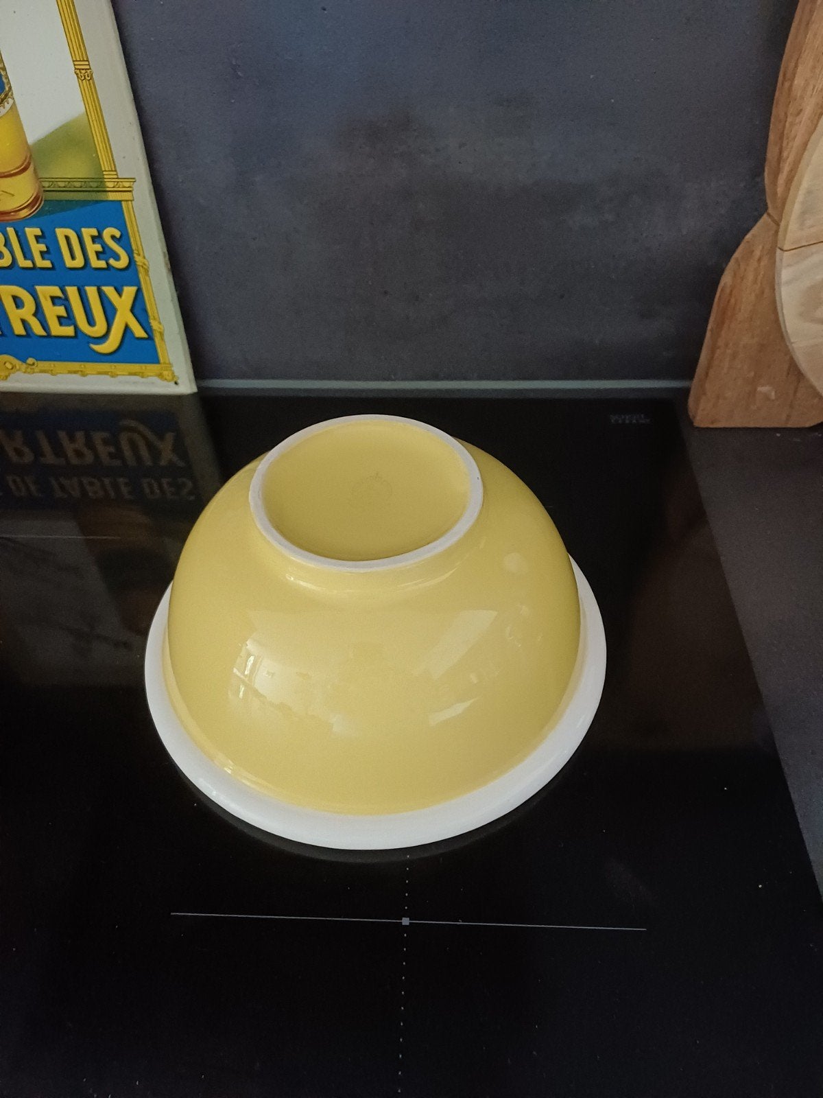 Mooie gave pastel gele Beslagkom van Regout, Verzenden
