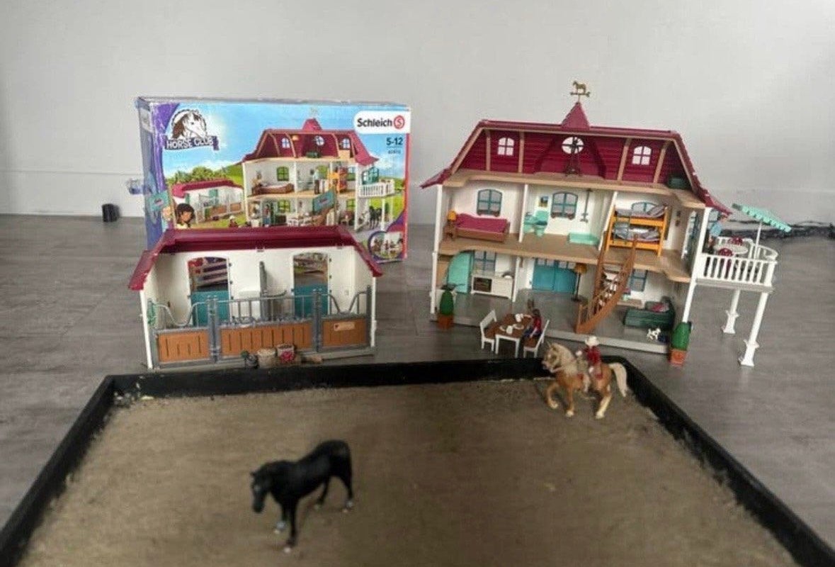 Zelfgemaakte paarden bak voor schleich, Ophalen, Zo goed als nieuw, Meisje