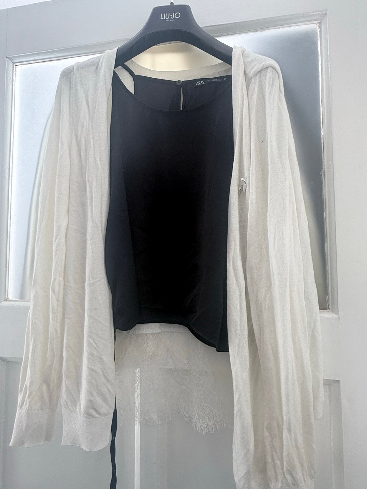 Zwarte top met witte cardigan en diverse rokken, Zwart, Ophalen of Verzenden, Zo goed als nieuw, Maat 36 (S)