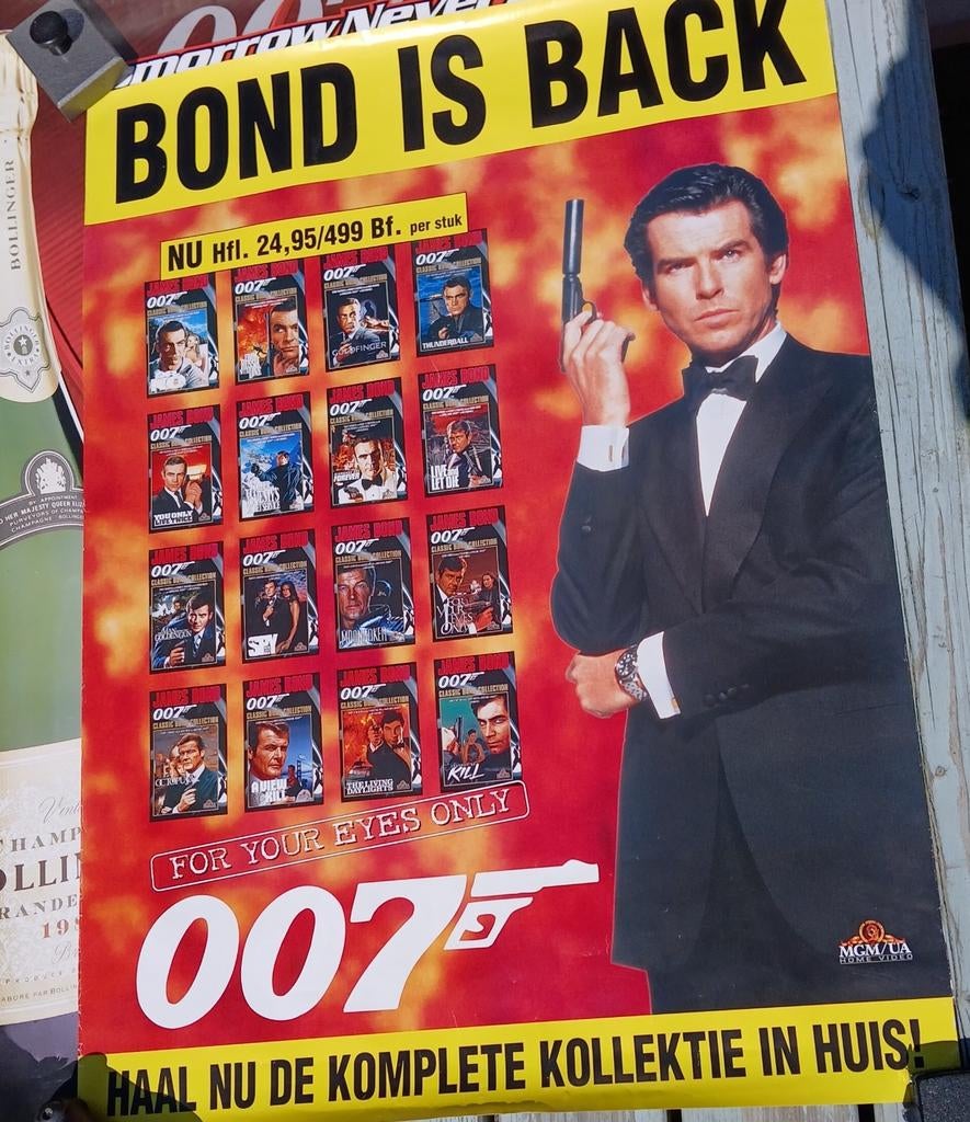 Vintage James Bond 'Bond Is Back' Reclameposter, Vanaf 12 jaar, Ophalen of Verzenden, Gebruikt, Actiethriller