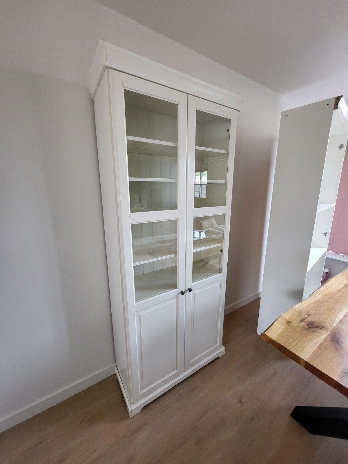 Witte vitrinekast met glazen deuren en planken, Huis en Inrichting, Kasten | Boekenkasten, Ophalen, Glas, 50 tot 100 cm, Klassiek, Landelijk