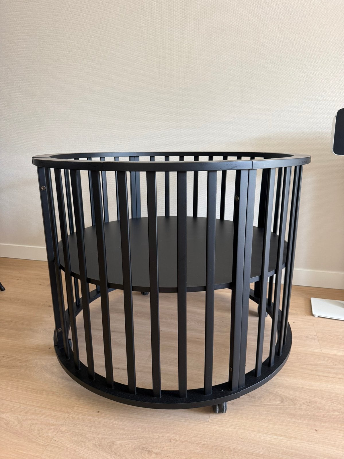 Ronde zwarte box op wieltjes van Europe Baby, Kinderen en Baby's, Ophalen, Zo goed als nieuw, Rond, Wieltjes