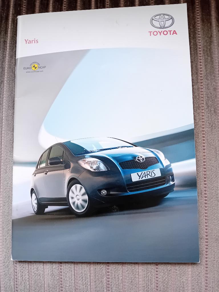 Folder - Toyota Yaris, Ophalen of Verzenden, Zo goed als nieuw, Toyota