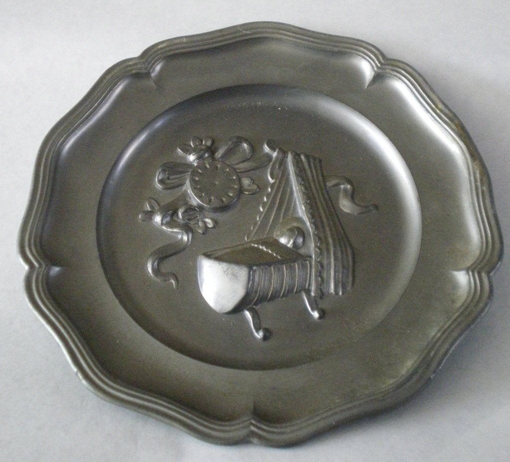 Tinnen wandbord 23 cm "Geboorte" met wieg en klok, Ophalen of Verzenden