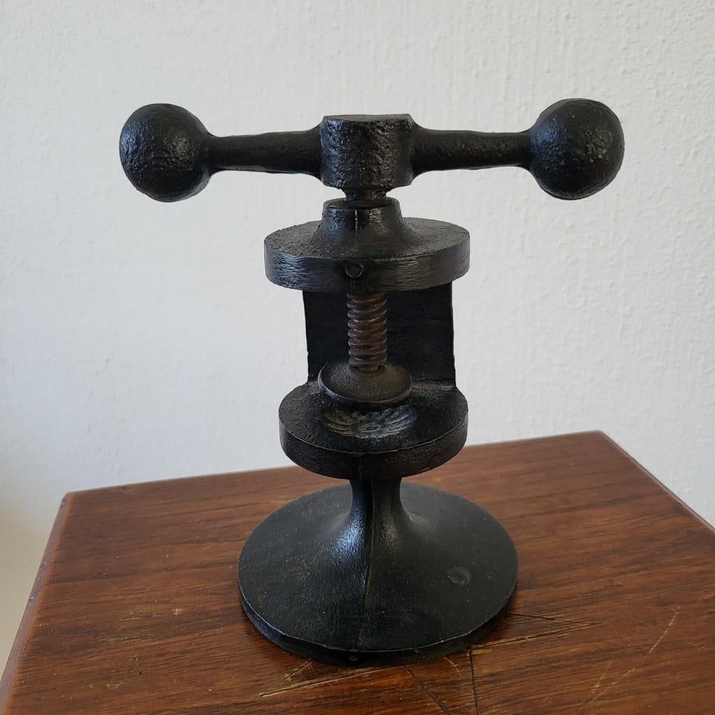 Antieke gietijzeren notenkraker, 15 cm hoog, Ophalen of Verzenden