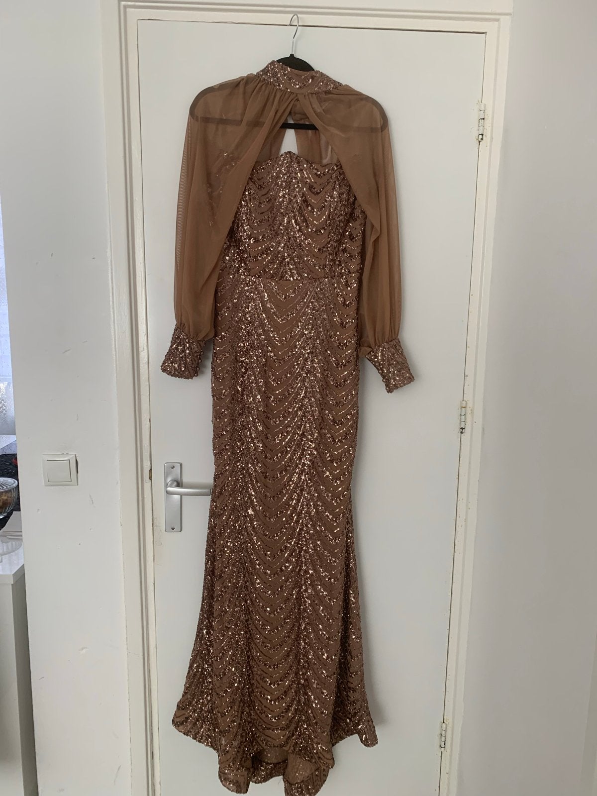 Elegante feestjurk met pailletten - Zo goed als nieuw, Kleding | Dames, Gelegenheidskleding, Galajurk, Bruin, Maat 42/44 (L), Ophalen of Verzenden