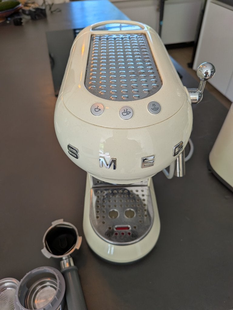 Smeg Espressomachine + Bonenmaler Crème, Ophalen, Gebruikt, Espresso apparaat, 10 kopjes of meer