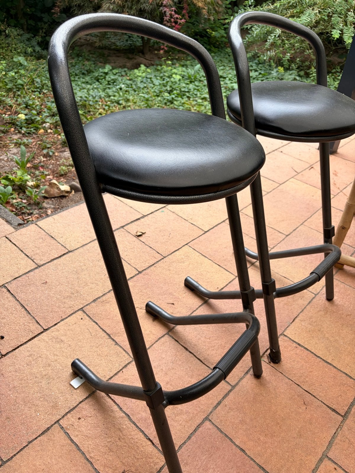 Set van 2 zwarte barkrukken met rugleuning, Huis en Inrichting, Barkrukken, Ophalen, Gebruikt, Met voetsteun, 90 cm of meer