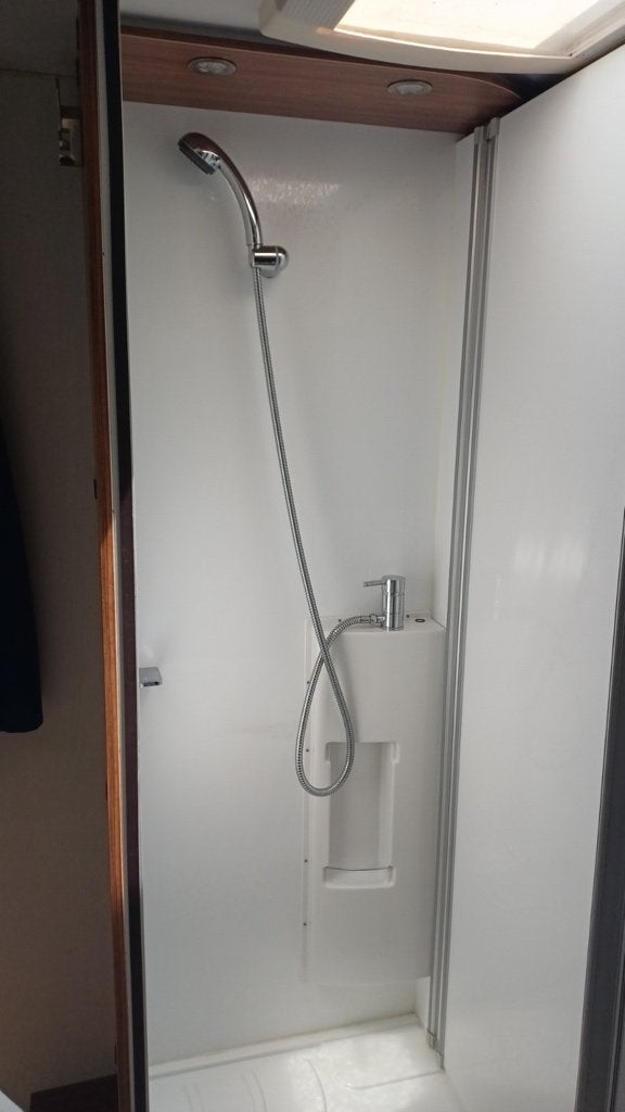 Foto 15 van Te koop: Prachtige, Pilote Essentiel P650 met Queensbed