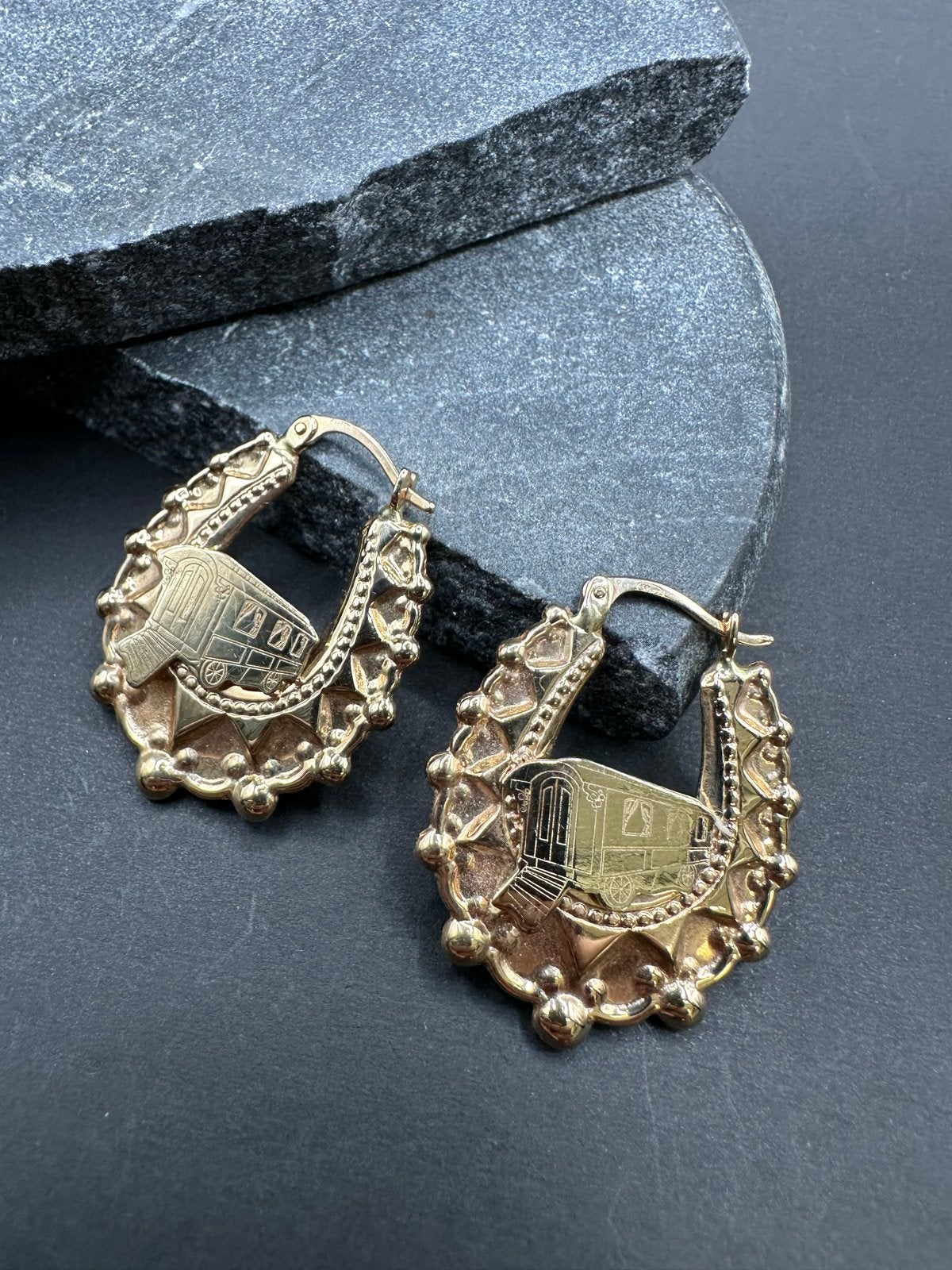 14k Gouden Woonwagen Oorbellen - Uniek Design, Ophalen of Verzenden, Nieuw, Goud, Hangers