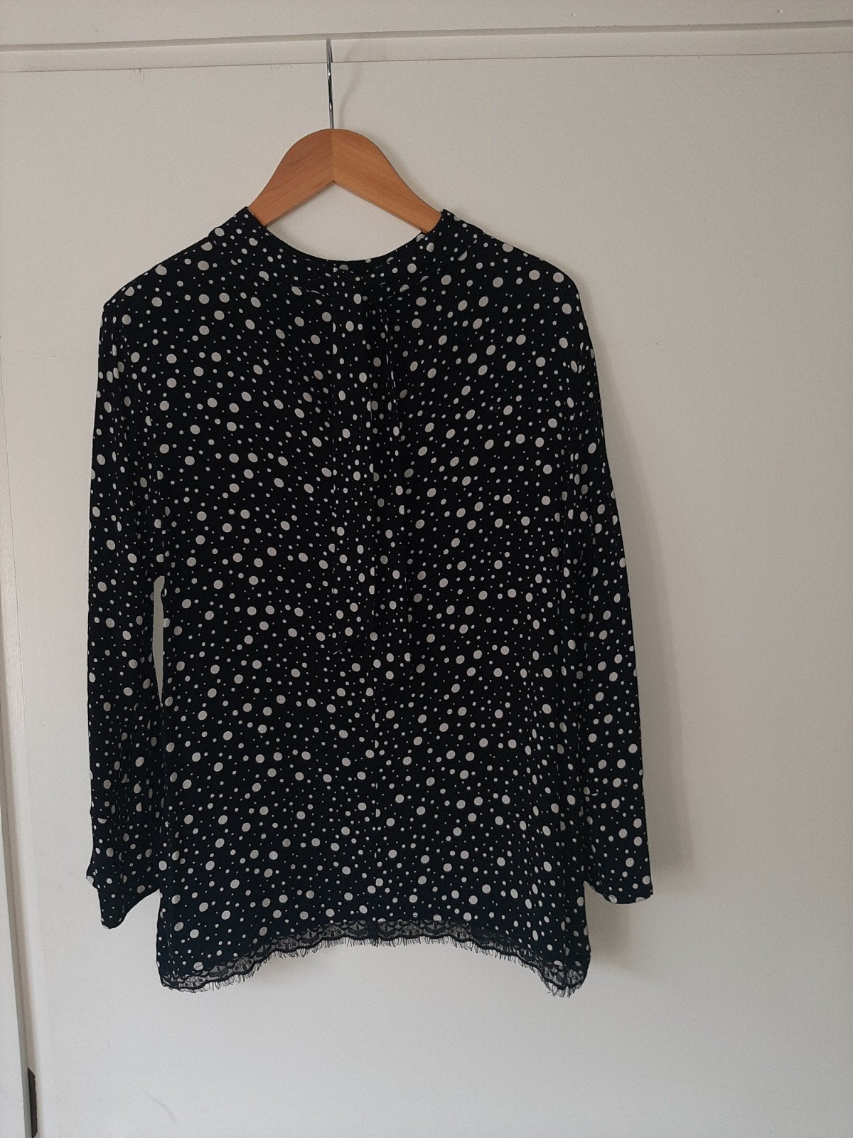 Juffrouw Jansen blouse met stippen en kanten rand, Zwart, Maat 42/44 (L), Ophalen of Verzenden, Zo goed als nieuw