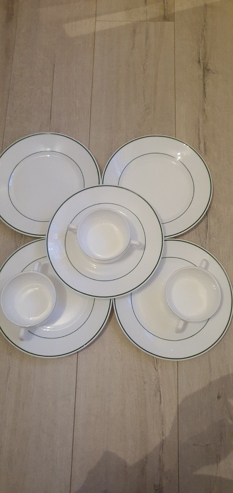Wit servies met groene rand - Arcopal France, Ophalen of Verzenden, Aardewerk, Overige stijlen, Bord(en)