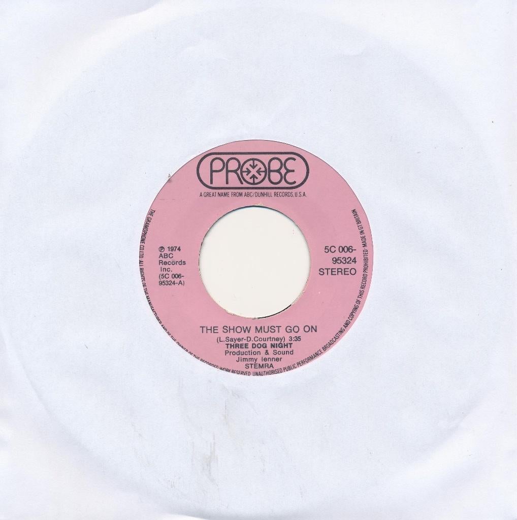 2433 Three Dog Night - The show must go on (1974), Gebruikt, 7 inch, Single, Ophalen of Verzenden