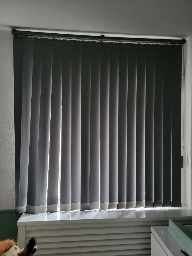 TE KOOP: 2 X GRIJZE STOFFEN LAMELLEN MET RAILS, Ophalen, Gebruikt, Grijs