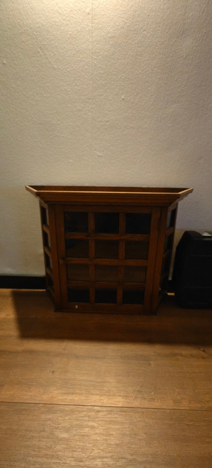 Houten wandkastje met glazen deurtje, Ophalen