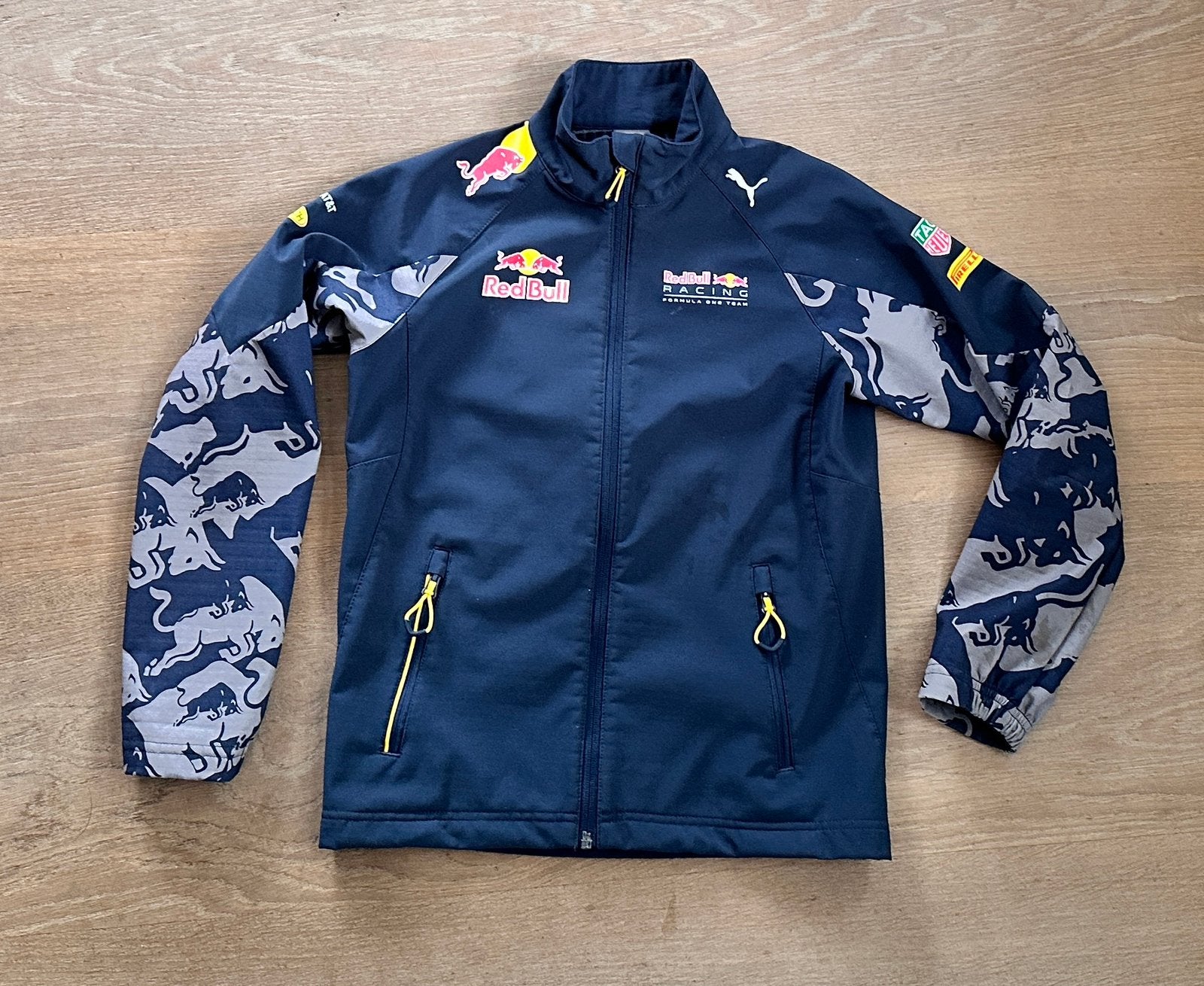 ZGAN Heel gaaf Red Bull racing jasje van Puma maat 140, Ophalen of Verzenden, Zo goed als nieuw, Jas