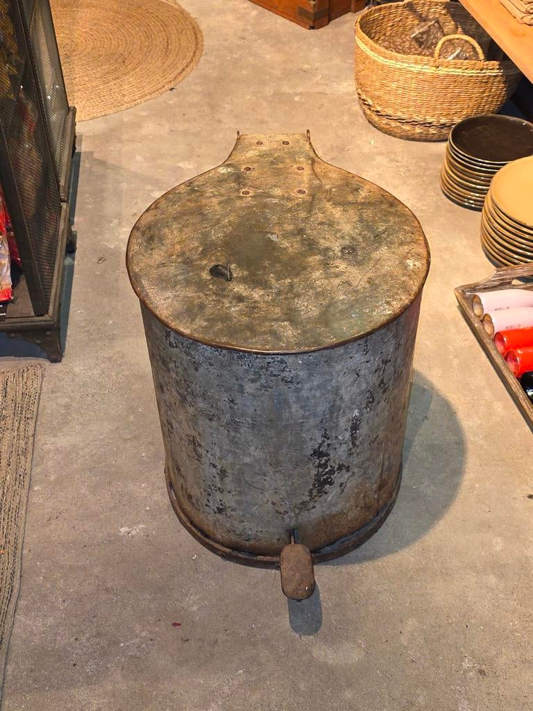 Oude zinken vuilnisbak uit India, Ophalen of Verzenden