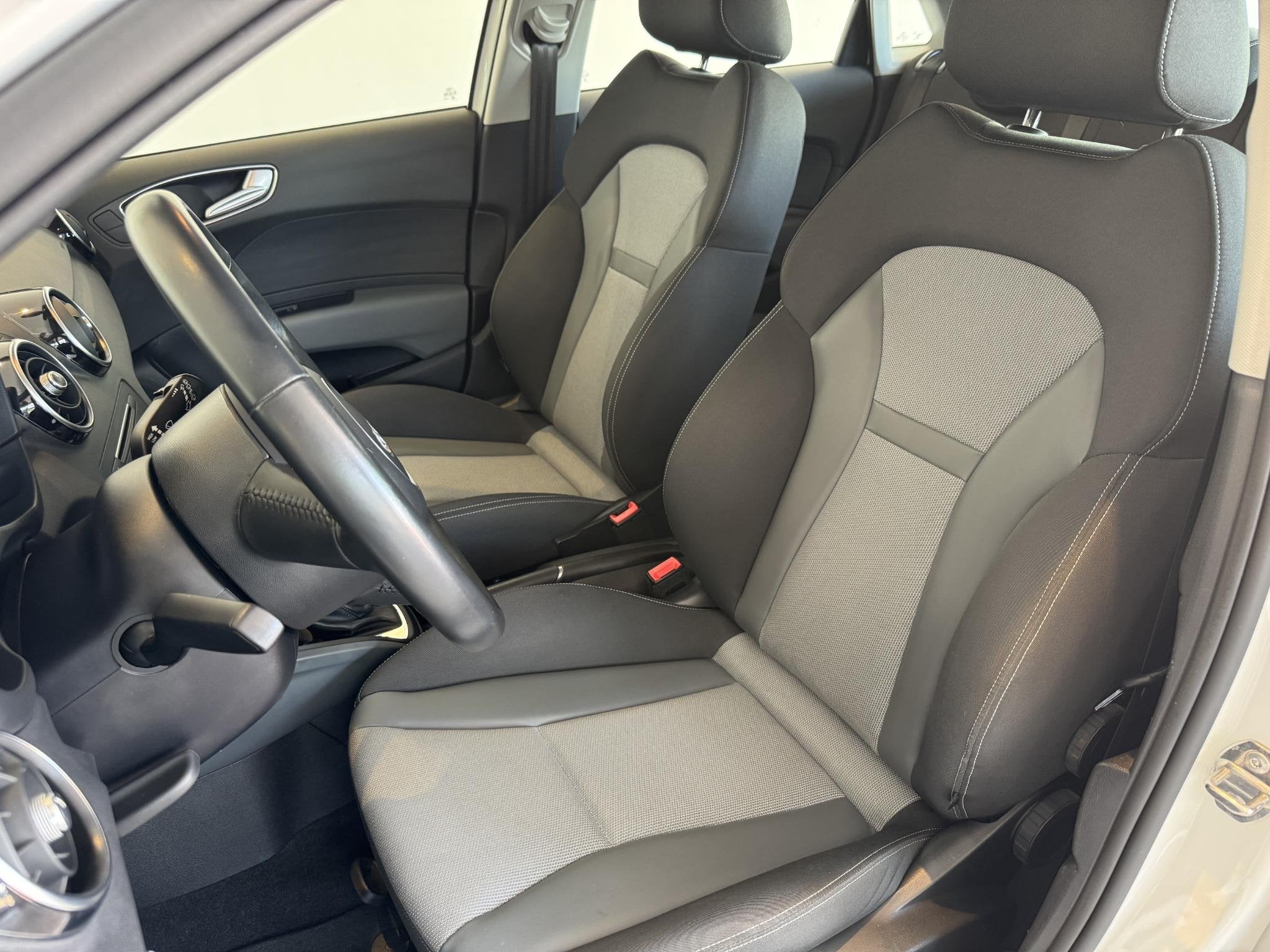 Audi A1 Sportback 1.0 TFSI 5-deurs Automaat Navigatie, Auto's, Audi, Stof, Bedrijf, Geïmporteerd, 1065 kg