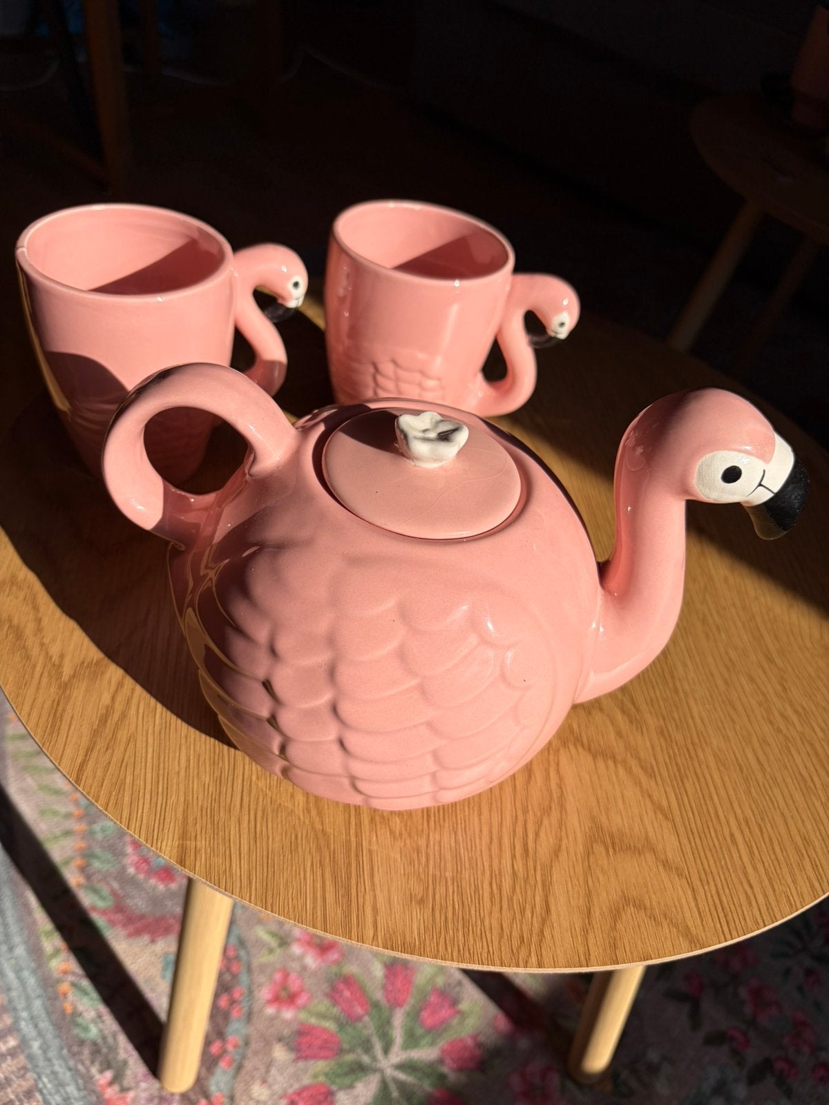 Flamingo theepot met 2 flamingo mokken, Huis en Inrichting, Ophalen of Verzenden, Zo goed als nieuw, Aardewerk, Theepot