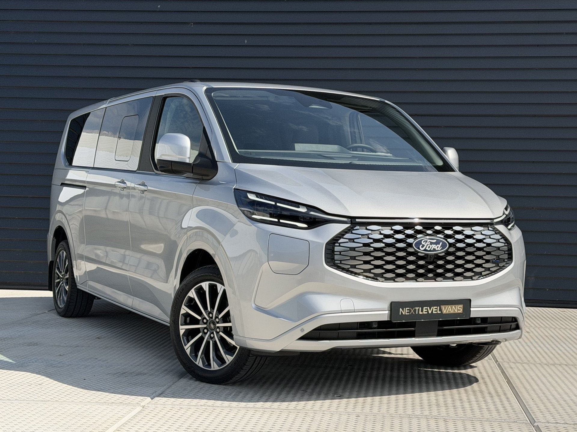 Ford e-Transit Custom Tourneo 340 L2H1 Titanium 65 kWh | 360, Auto's, Achterwielaandrijving, Gebruikt, 24 min, 4 km/l