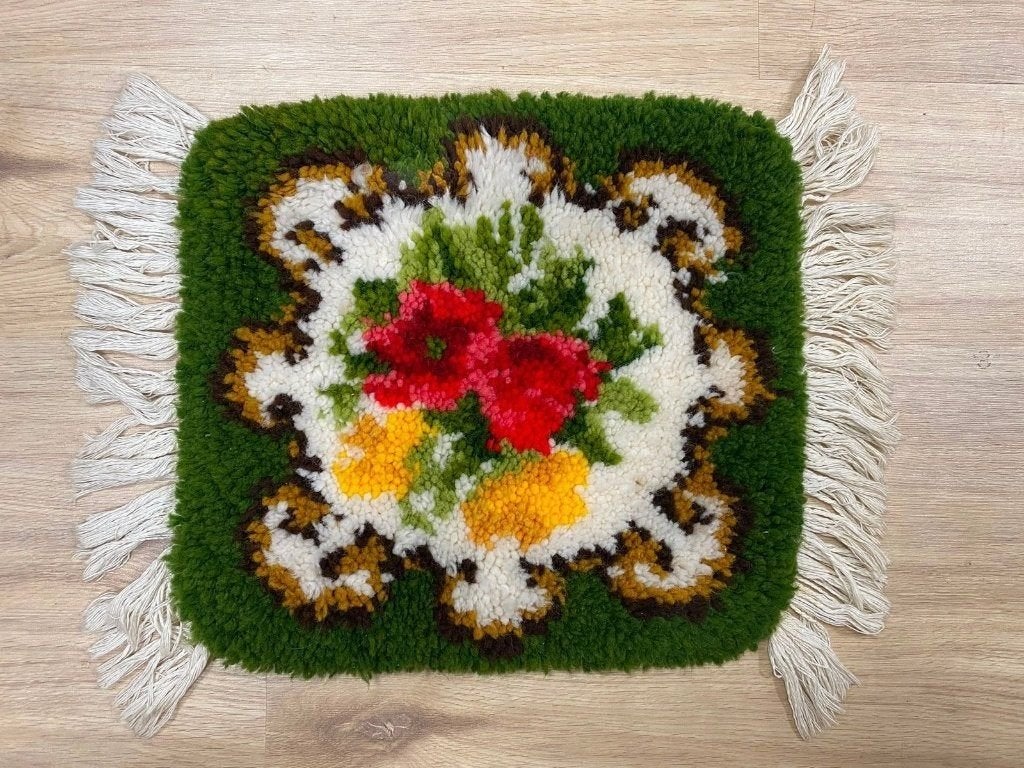 Vintage handgeknoopt wollen kleed met bloemen 43x39 cm, Ophalen, Griend 10J, 8321 MN Urk, Rechthoekig, Rood
