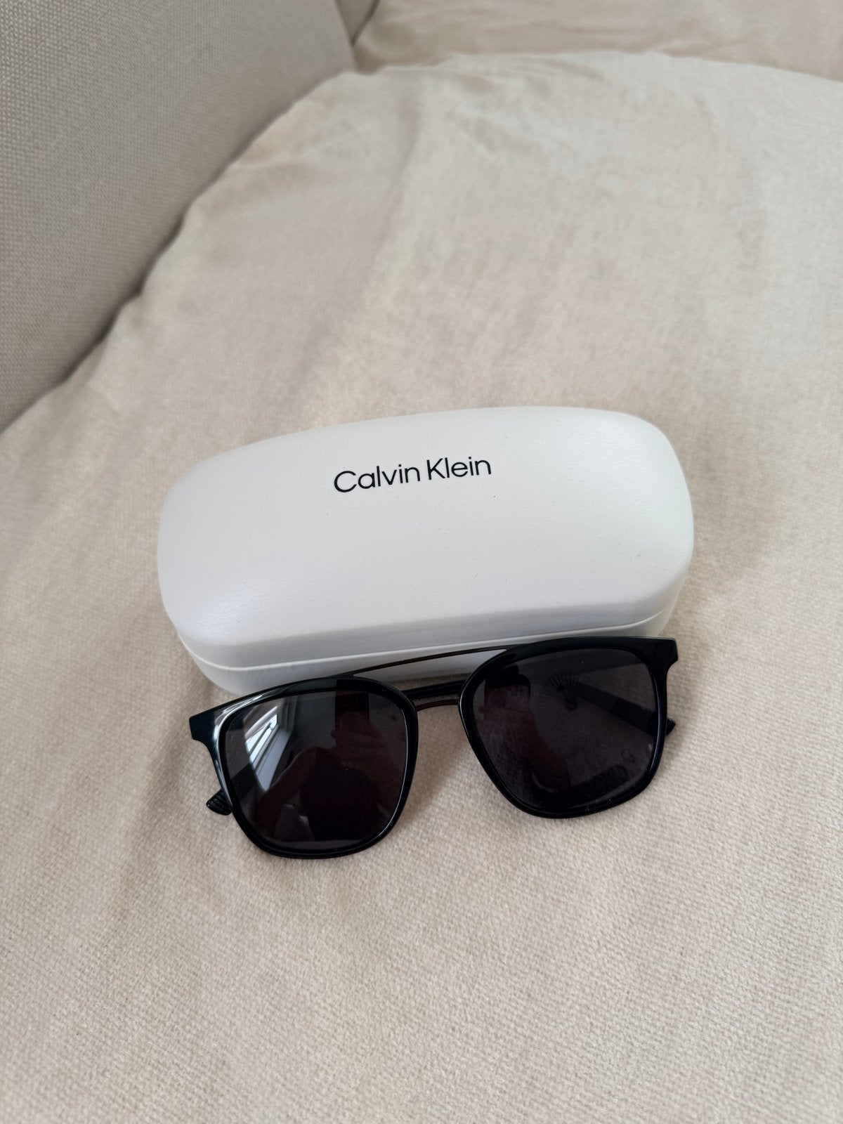 Calvin Klein Zonnebril met etui - Zo goed als nieuw, Sieraden, Tassen en Uiterlijk, Zonnebrillen en Brillen | Dames, Zonnebril