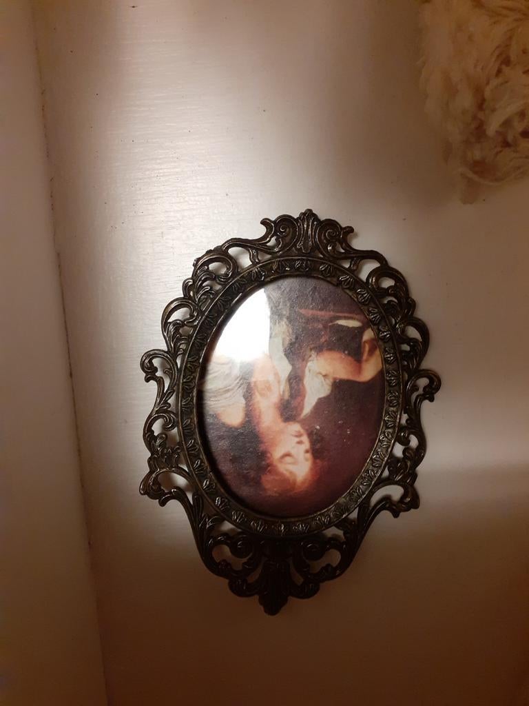 Oude brocante kleine stoffen portret in lijstje, Ophalen of Verzenden