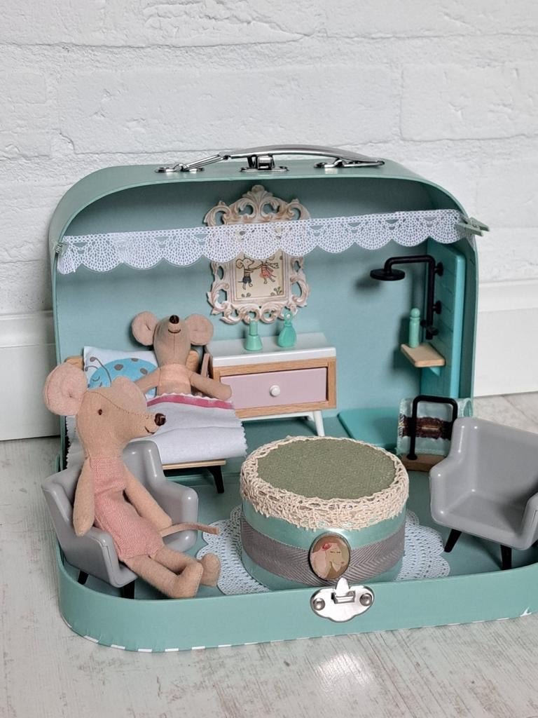 Koffertje met slaapkamer zithoek & douche voor maileg muizen, Kinderen en Baby's, Speelgoed | Poppenhuizen, Ophalen of Verzenden