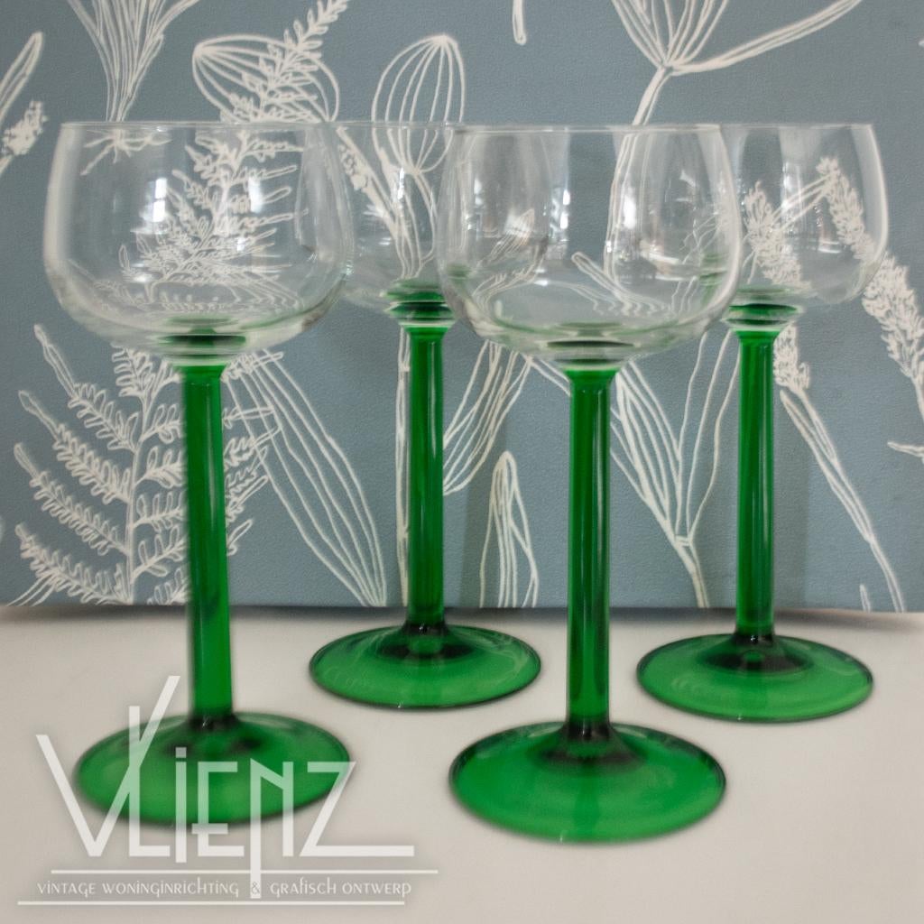 Vier vintage retro Franse wijnglazen groene hoge voet borrel, Verzamelen, Glas en Borrelglaasjes, Gebruikt, Overige typen, Ophalen of Verzenden