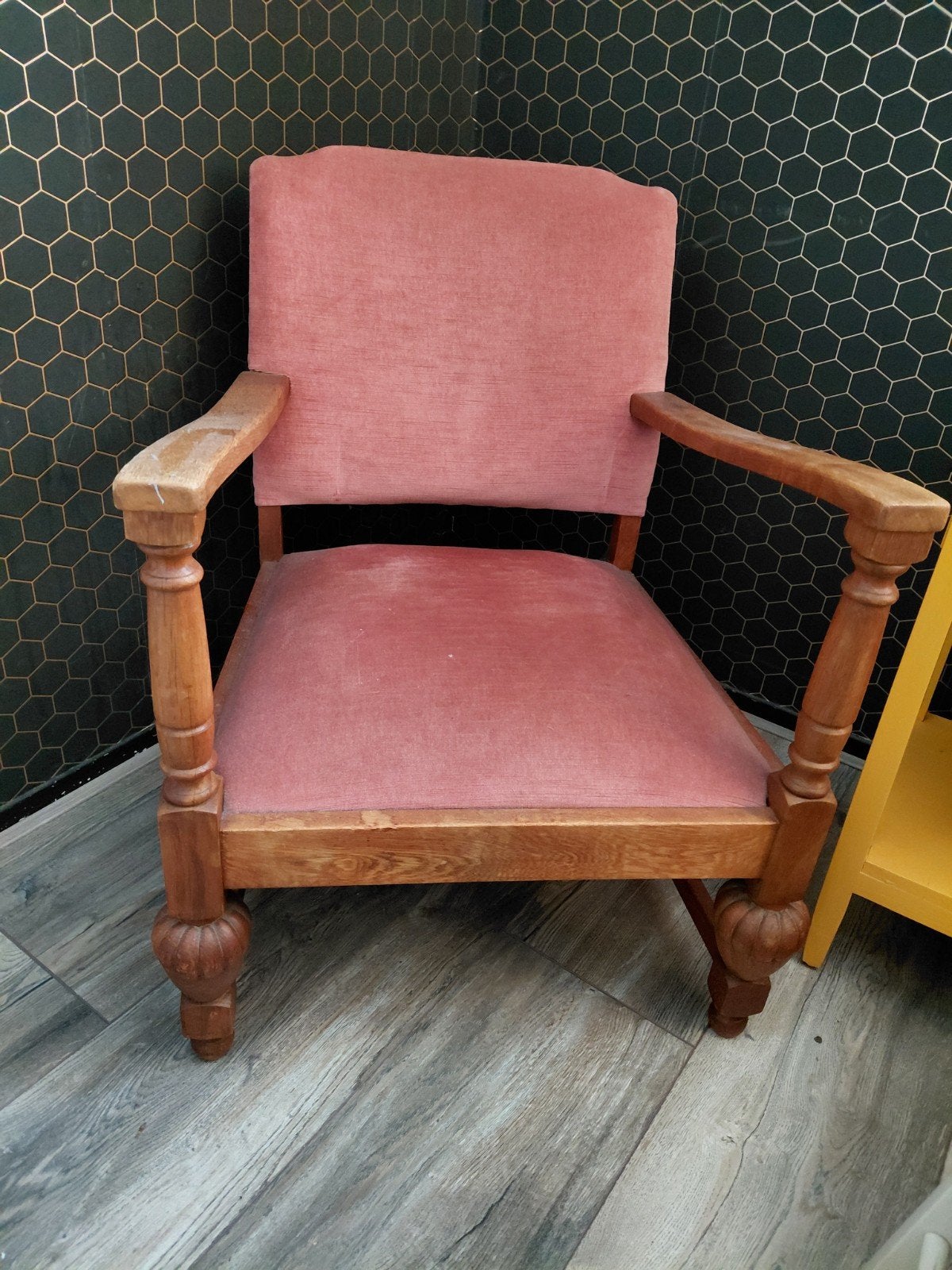 Fauteuil met roze bekleding, Ophalen