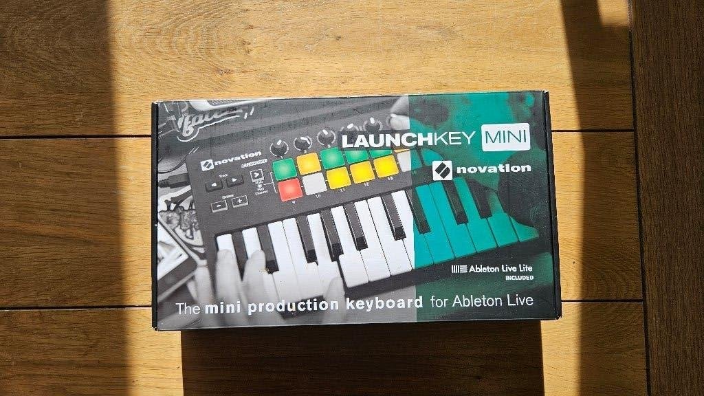 Foto 2 van Novation Launchkey Mini MK2 - MIDI-keyboard