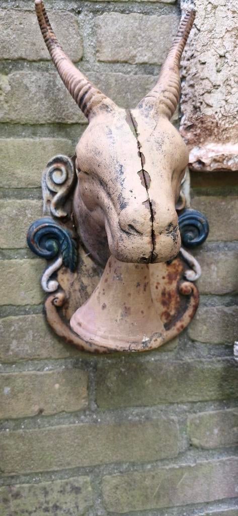Zwaar gietijzeren beeld van steenbokkop met bel, Antiek en Kunst, Ophalen