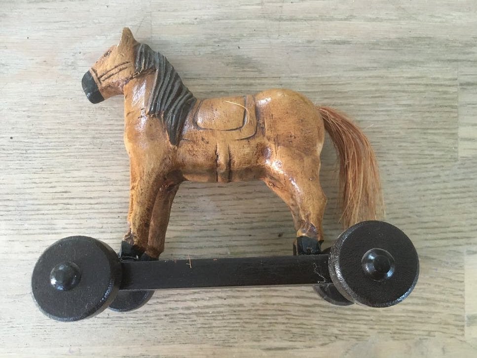 Vintage houten paard op karretje, Ophalen of Verzenden