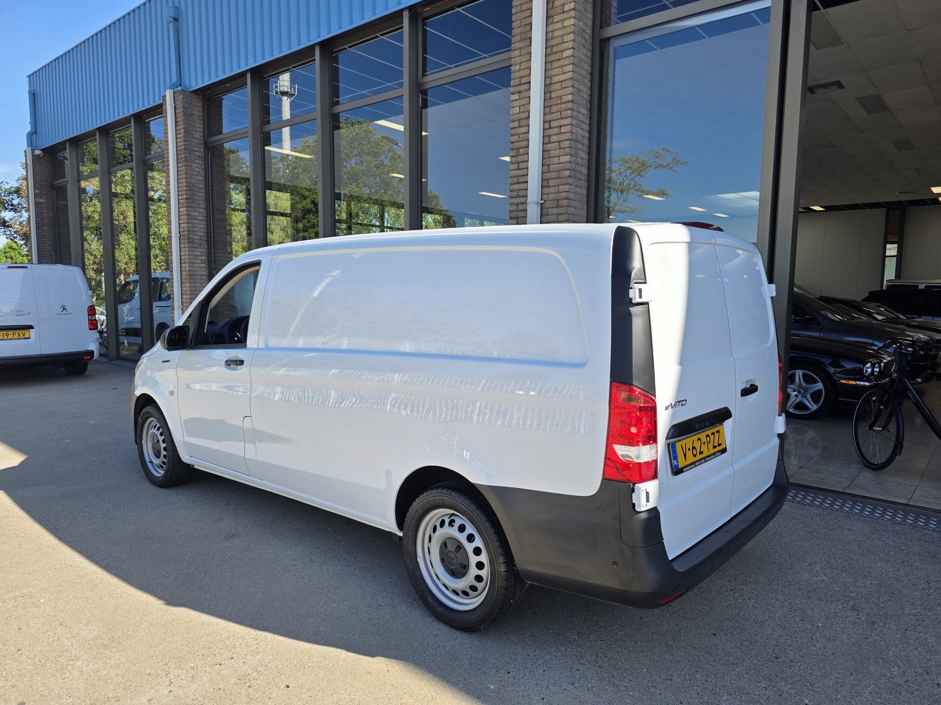 Foto 2 van Mercedes-Benz eVito eVito 112 L2 Business Solution 60 kWh Ac