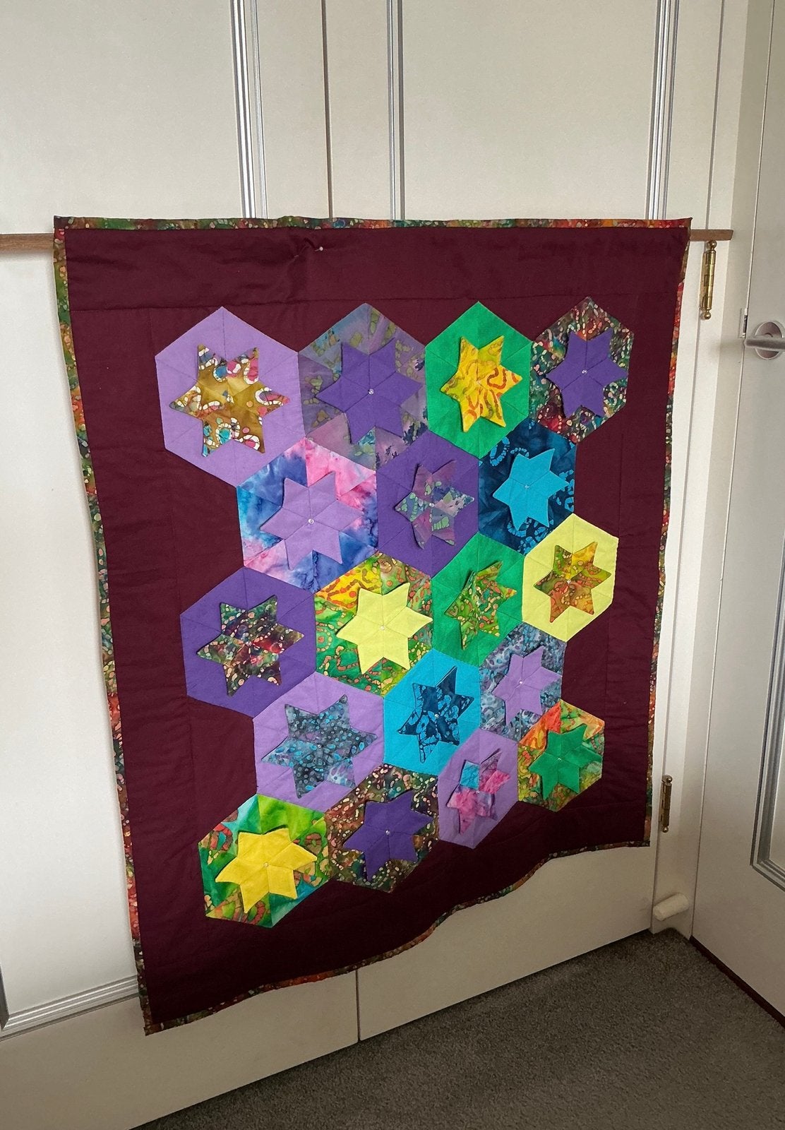 Sterren wandkleed. Hand genaaid machine gequilt. 89 x 102 cm, Ophalen of Verzenden, Zo goed als nieuw