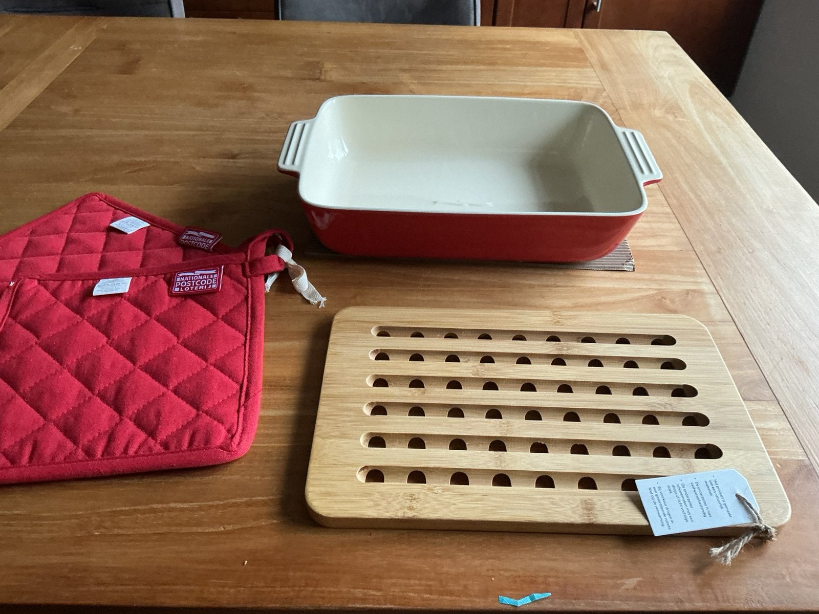 Ovenschaal met onderzetter en pannenlappen - 3 stuks - nieuw, Huis en Inrichting, Keuken | Keukenbenodigdheden, Ophalen of Verzenden