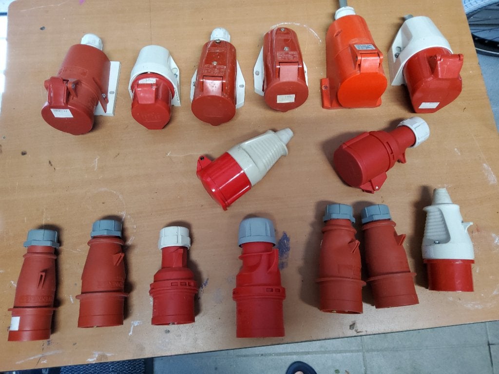 15 x CEE 4 en 5p stekker, contra en 3P CEE wandcontactdoos, Doe-het-zelf en Verbouw, Elektra en Kabels, Zo goed als nieuw, Stekker