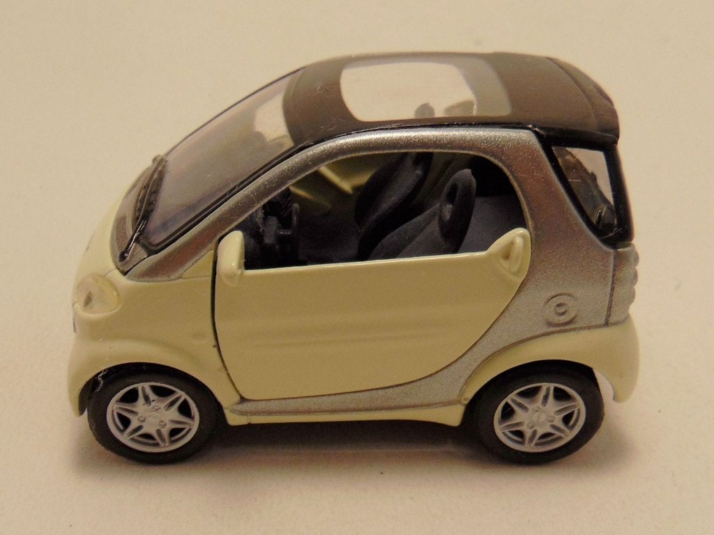 Smart City coupe 1:33 Maisto creme, Ophalen of Verzenden, Gebruikt, Auto