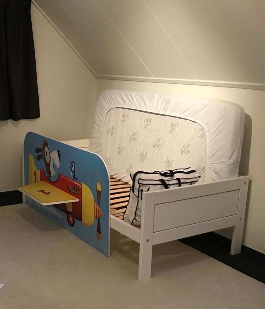 kinderbed  met vrolijke vliegtuigafbeelding, Ophalen, Gebruikt, Eenpersoons, Overige typen