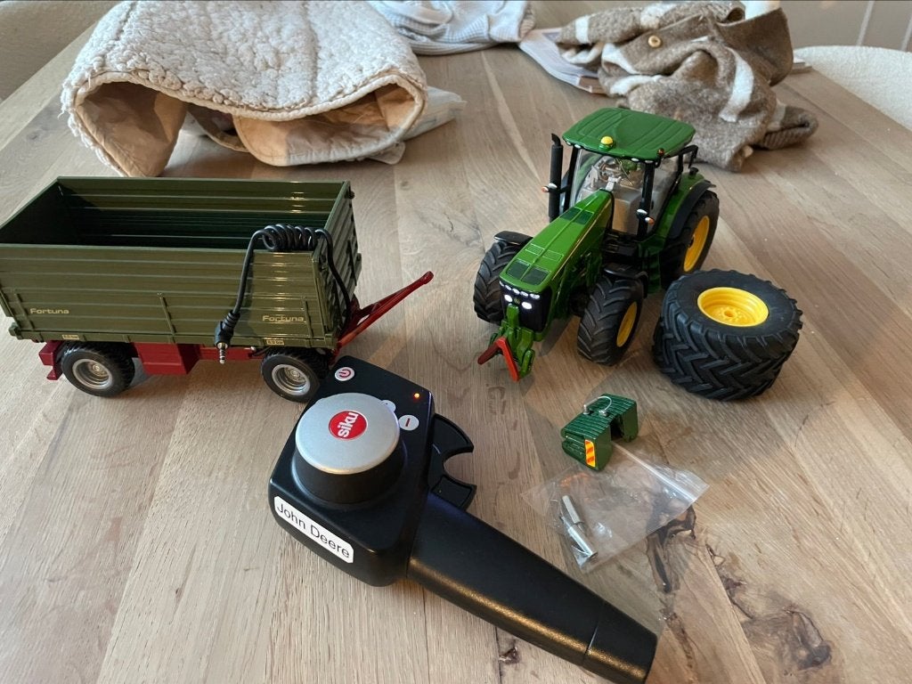 Siku control John Deere 8345R met kipper (6881 en 6781), Ophalen of Verzenden, Zo goed als nieuw, Tractor of Landbouw, SIKU