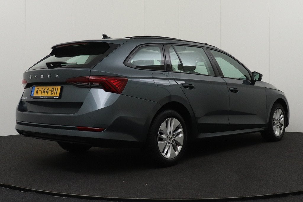 Skoda Octavia Combi 111 PK TSI Business+ Pano-dak Climate El, Auto's, Skoda, Stof, Origineel Nederlands, 3 cilinders, Zilver of Grijs