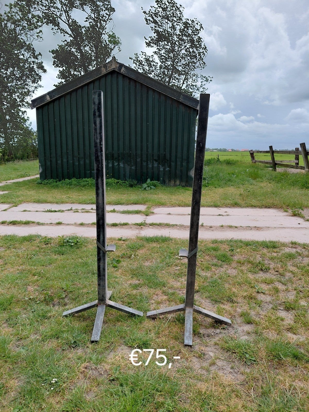 2 gegalvaniseerde staanders, Ophalen, Springen