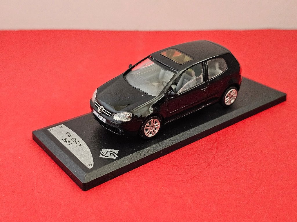 VW Golf V, zwart, 2003, Solido., Hobby en Vrije tijd, Ophalen of Verzenden, Zo goed als nieuw, Auto, Solido