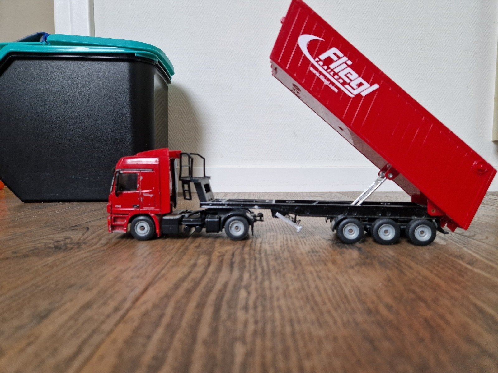 mooie mercedes benz vrachtwagen van siku 1 50, Hobby en Vrije tijd, Modelauto's | 1:50, Ophalen of Verzenden, Zo goed als nieuw