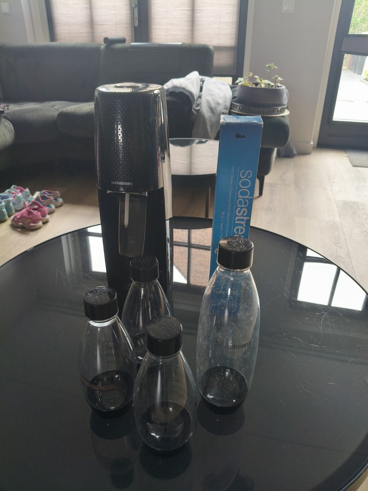 SodaStream Zwart met 4 flessen en CO2 fles, Witgoed en Apparatuur, Ophalen, Gebruikt