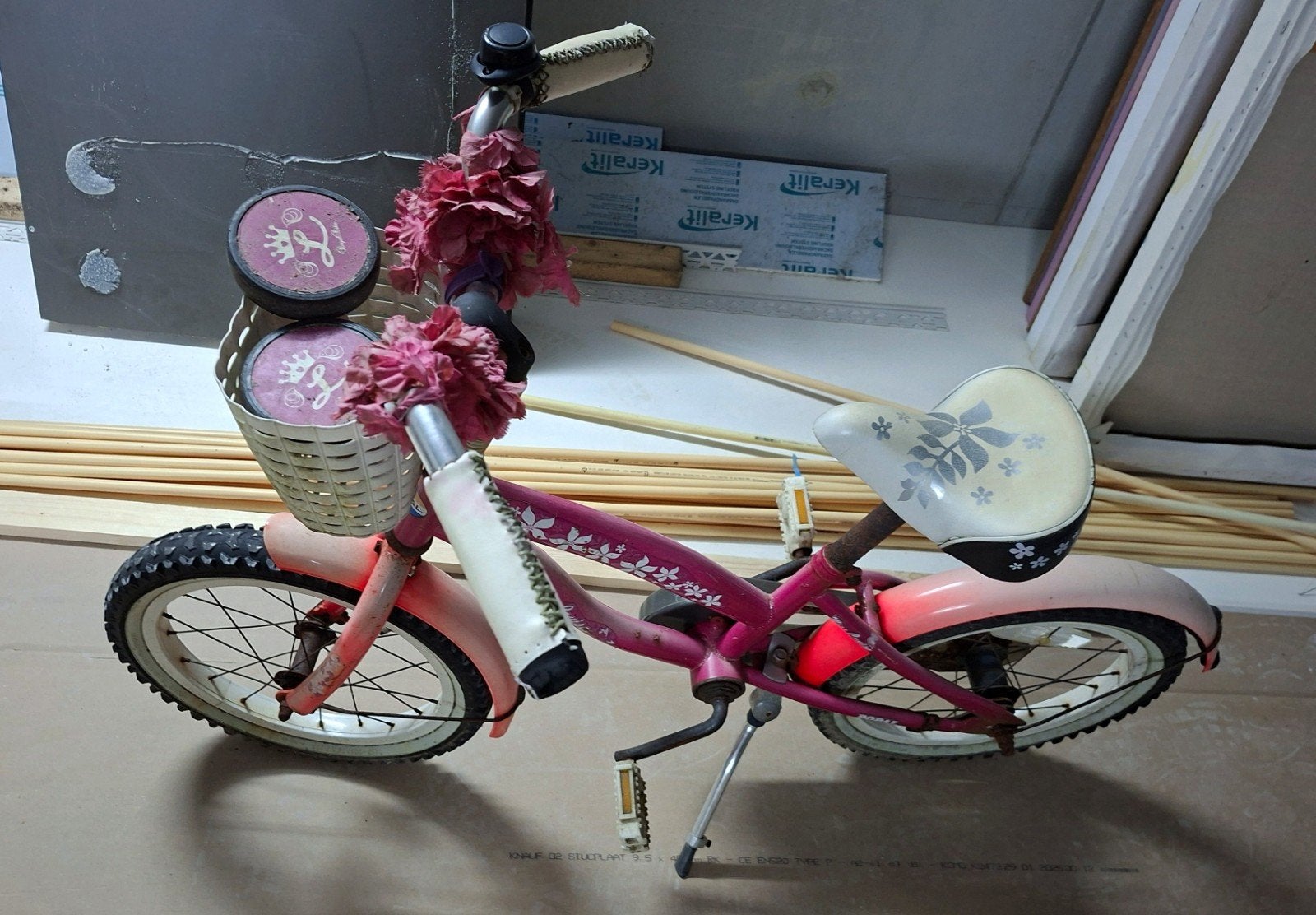Roze kinderfiets 16inch met zijwieltjes en mandje, Ophalen, Gebruikt, 16 tot 20 inch, Zijwieltjes