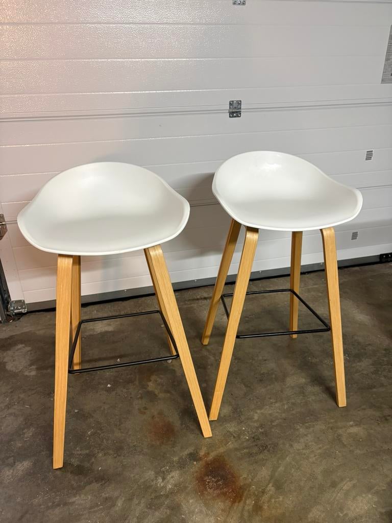 2x Witte kruk met houten poten, zithoogte 74 cm, Huis en Inrichting, Barkrukken, Ophalen, Met voetsteun, 60 tot 90 cm, Zo goed als nieuw