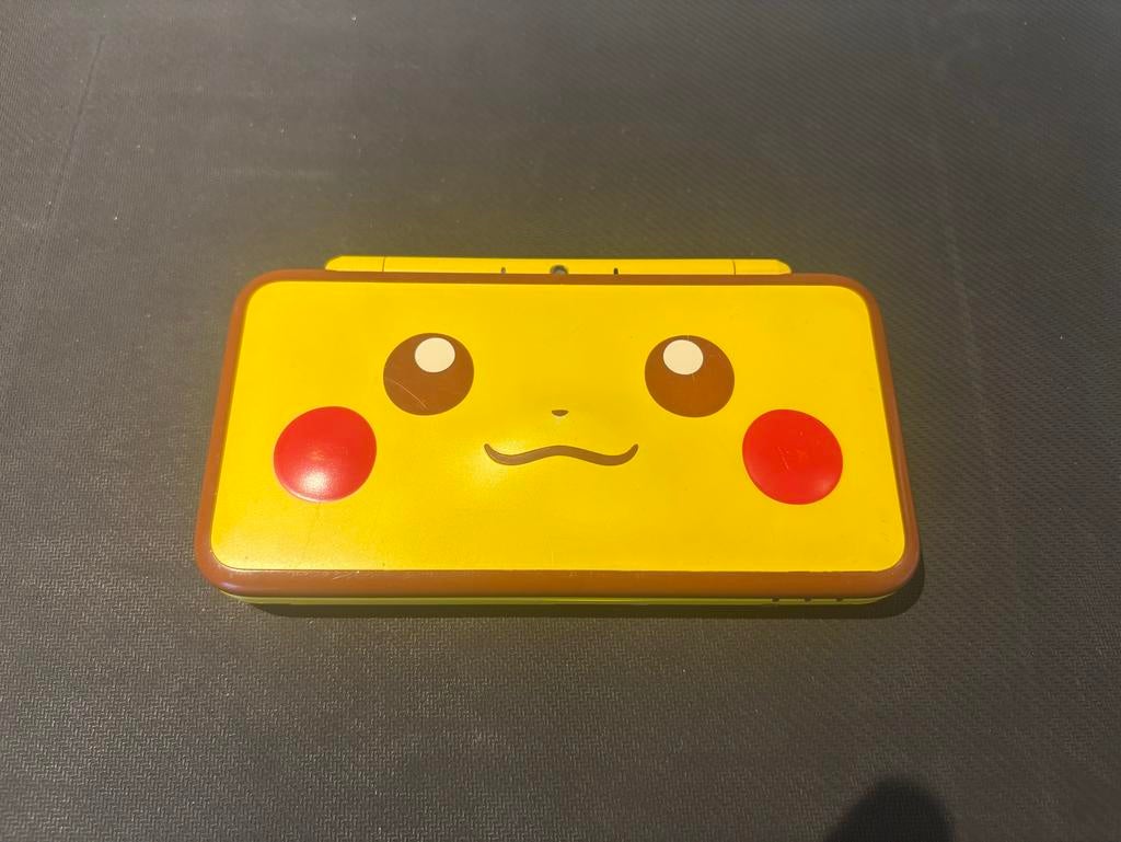 Nintendo 2DS XL Pikachu Editie met games en hoes, Spelcomputers en Games, Spelcomputers | Nintendo 2DS en 3DS, 2DS XL, Geel, Ophalen of Verzenden