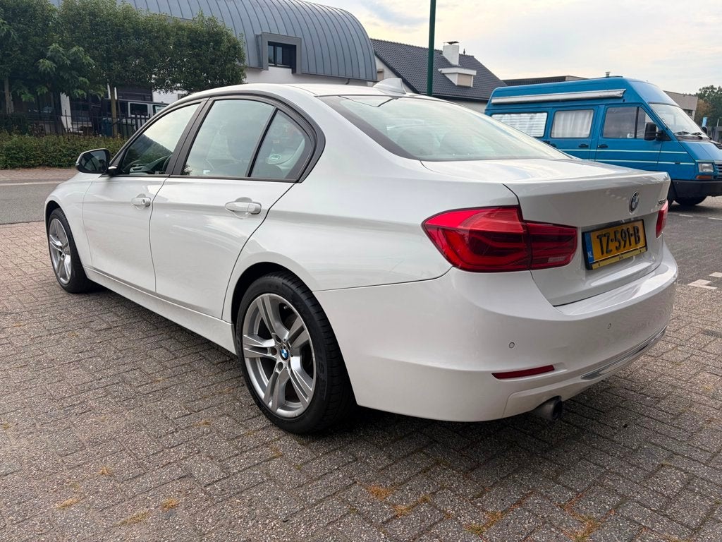 BMW 3-serie 318i Luxury, Cruise, Clima, PDC, LED, Stoelv. 18, 12 maanden, Gebruikt, Euro 6, Wit