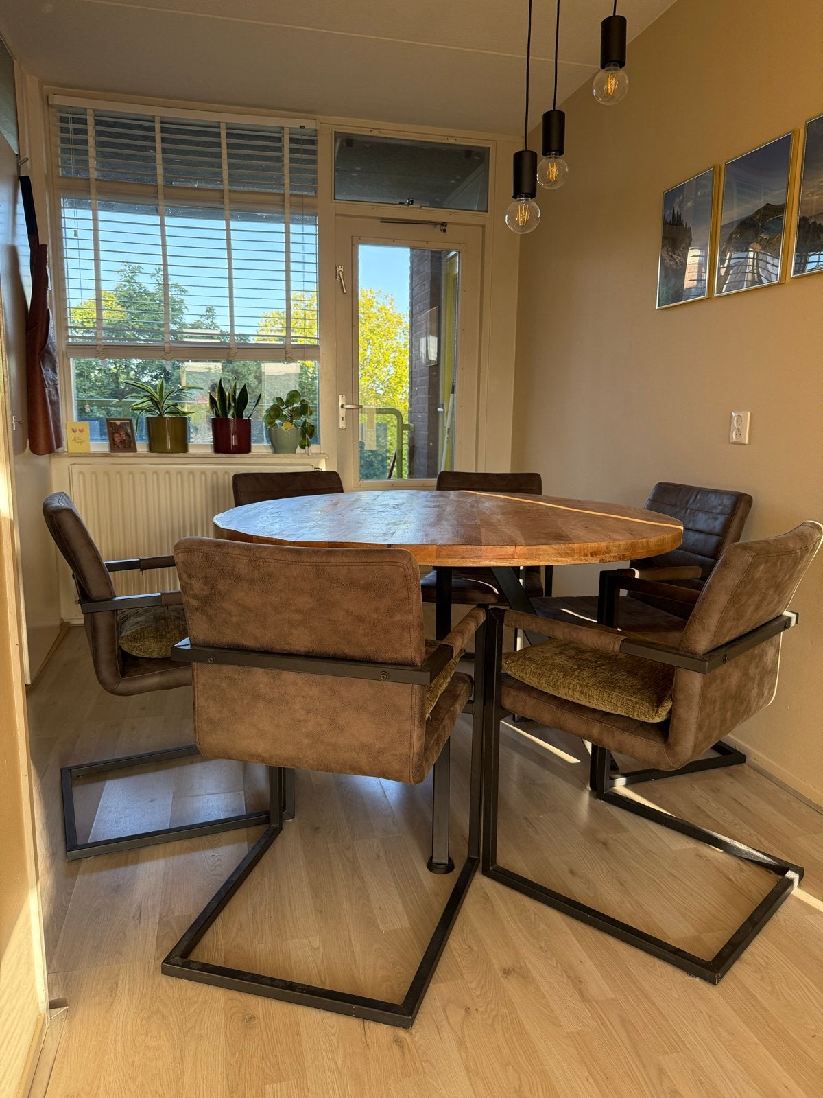 Ronde mango houten eettafel 130 cm met 6 eetkamer stoelen, Huis en Inrichting, Tafels | Eettafels, Zo goed als nieuw, 100 tot 150 cm